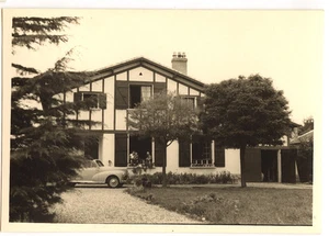Maison couple à la fenêtre voiture peugeot - photo ancienne amateur an. 1950 - Picture 1 of 1