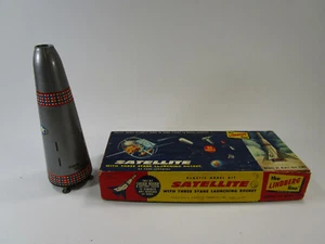 rare Lindberg 1004:98 SATELLITE w/3 STAGE LAUNCHING ROCKET model kit parts - Picture 1 of 12