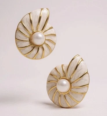 Pendientes caracola Anthropologie de colección concha marina antigua concha dorada circonita cúbica náutica Foto 1 de 4