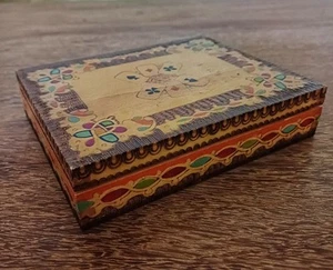 Scatola in legno decorato con carte da gioco in omaggio. In perfette condizioni - Foto 1 di 6