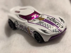INCREDIBLE 'QUEEN' CHESS PIECE CAR MFG 2014 AWESOME COLOR SCHEME HW 1:64 SCALE - Picture 1 of 18