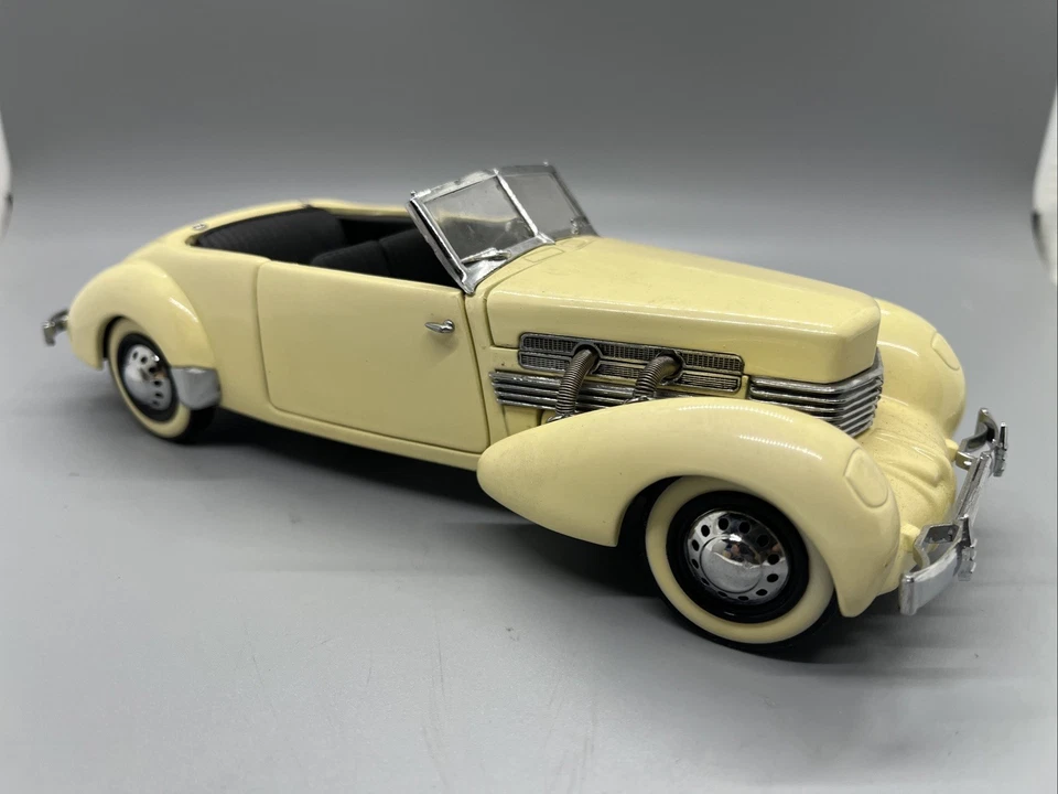Franklin Mint 1937 Cord 812 Phaeton Coupe 1/24 Diecast Scale - Image 1 of 4