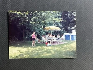 FOTO DE COLECCIÓN ENCONTRADA Personas al aire libre haciendo un picnic junto a la piscina sobre el suelo - Imagen 1 de 3