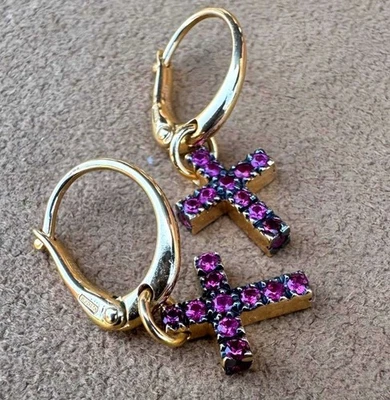 Pendientes colgantes Huggie con aro cruzado de gloria de oro rosa de 18 quilates con rubí Pomellato de 23 mm de longitud Foto 1 de 4