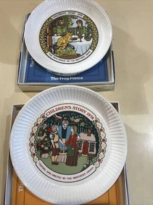 2 Wedgwood Plate Childrens 1977 Story Hansel & Gretel 1978 The Frog Prince - Picture 1 of 8