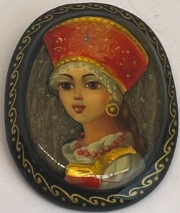 Fedoskino Russian Lacquered Pin Brooch Krasavitsa VTG New 2" Signed By Artist - Picture 1 of 3
