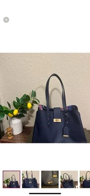 Bolso de hombro Trina Turk azul marino Foto 1 de 4