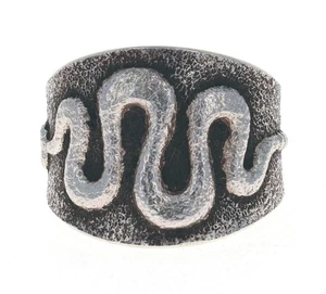 8.25 - Tufa Cast Snake Ring By Navajo Artist Robert W. Begay - Picture 1 of 4