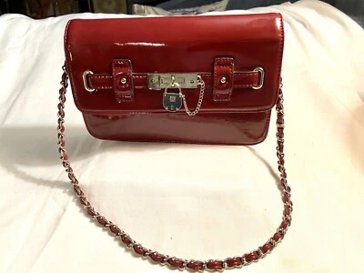 Bolso de hombro rojo Anne Klein bolso de mano de cuero rojo AK logotipo bloqueo cadena correa Foto 1 de 4