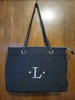 BOLSO VERSÁTIL TREINTA Y UNO VARI YOU EN LUNARES ACOLCHADOS NEGROS CON BORDADO GRIS "L" Foto 1 de 4