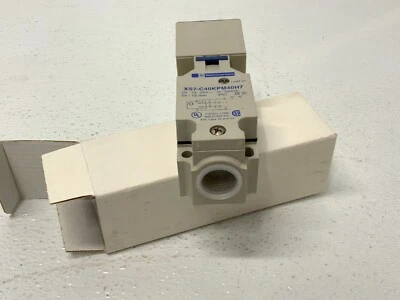 SC NEW IN BOX Telemecanique XS7-C40KPM40H7 Inductive Proximity Sensor 24V 262F - Image 1 of 4