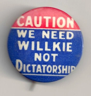 Prendedor de campaña 1940 con eslogan ~ PRECAUCIÓN necesitamos Willkie no DICTADURA pinback Foto 1 de 2