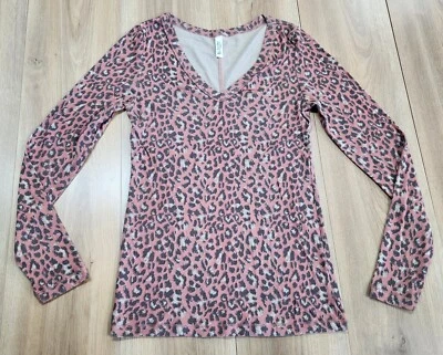 Camisa Tee Shop con estampado animal para mujer talla mediana, manga larga, cuello en V, adelgazante  Foto 1 de 4