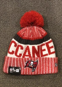 New Era Tampa Bay Buccaneers Logo Beanie Roll Cuff PomPom NFL Mens OSFA - Picture 1 of 3