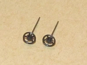 2 OLD TIME BRAKE WHEEL ON METAL STAFF BY MANTUA FOR MANTUA & TYCO HO SCALE NEW - Picture 1 of 3