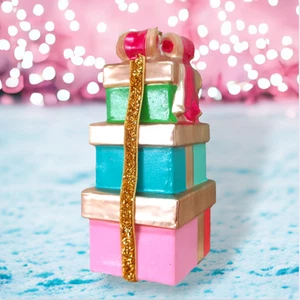 Gestapelte Geschenke mit Band Ornamente 2er Set Weihnachtsdeko *VERSAND INNERHALB VON 15 - Bild 1 von 1