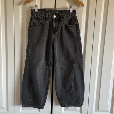 Jeans Old Navy tiro medio holgados barril niñas 10 negros desvanecidos sueltos grunge ajustables Foto 1 de 4