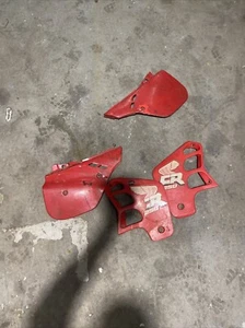 Par de placas numeradoras traseras originales Honda Cr 250 1988 y par de plásticos de cubierta - Imagen 1 de 9