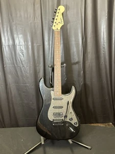 Squier Stratocaster negra con protector de foto plateado brillante - Imagen 1 de 4