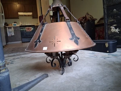 Artesanía gótica. Lámpara de luz colgante de metal cobre Foto 1 de 4