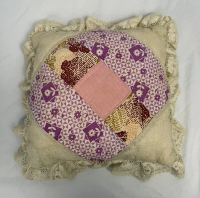 Almohada acolchada de retazos con volantes vintage 11" x 11" Foto 1 de 4