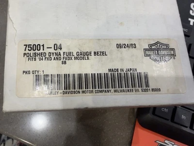 Bisel medidor de combustible pulido (Dyna) OEM Harley-Davidson Foto 1 de 4