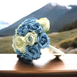 Brautstrauß, hellblaue & weiße Blumen mit Diamanten & Perlen. - Bild 1 von 5