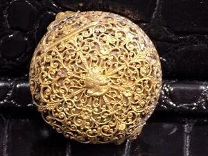 Biedermeier Pillendose Rund Messing Vergoldet Löwenköpfe Ritter Filigran Floral - Picture 1 of 13