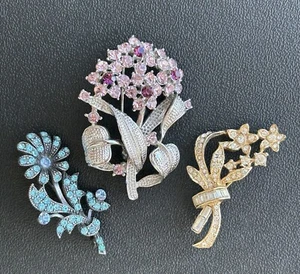 Lotto di 3 spille vintage con strass spilla fiore floreale tono oro e argento.  C - Foto 1 di 20