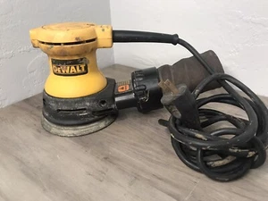 Lijadora de palma DeWalt DW421 órbita aleatoria probada y funcionando - Imagen 1 de 9