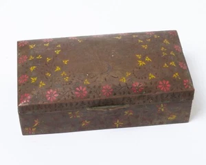 Antigua caja de baratija de latón esmalte rojo y amarillo flores grabadas pavo real tapa con bisagras - Imagen 1 de 9
