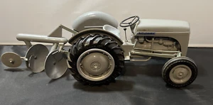 Topping Ferguson 30 Tractor & Disc Plow 1/12 plastic 1954 Very Nice - Picture 1 of 7