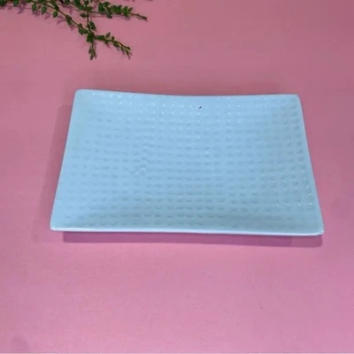 Plato de aperitivo para una sola porción rectangular con textura blanca para caja y barril Foto 1 de 4