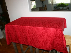 Mantel grande Holiday Red Rose en relieve 76" x 56" B-237 - Imagen 1 de 5