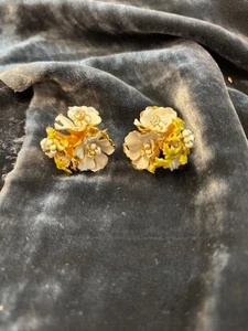Vintage Enamel Flower Clip-on Earrings - Picture 1 of 3