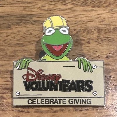Broche Disney CAST EXCLUSIVE: De 2010, Disney VoluntEARS Celebrate Giving: Kermit - Imagem 1 de 2