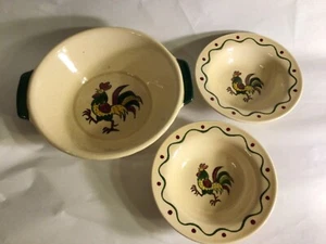 METLOX POPPYTRAIL lot OF 3 GREEN ROOSTER 2- 6” BOWLS & a 9” BOWL basket weave - Picture 1 of 3