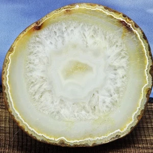 Geoda de ágata natural medio cristal blanco centro muestra mineral coleccionable 3,25" - Imagen 1 de 5