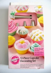 WILTON CUPCAKE CAKE DECORATING SET 4 TIPS AND 8 DISPOSABLE BAGS - Picture 1 of 3