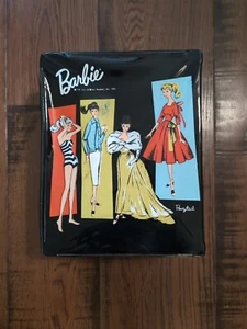 Vintage Vinyl 1961 Barbie Koffer mit Uneeda Barbie Clone, Ken, Kleidung, Zubehör  - Bild 1 von 19