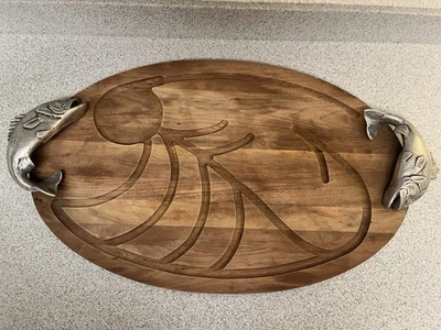 Bandeja para servir talla de madera con mango de pescado Arthur Court Coastal Lodge Foto 1 de 4