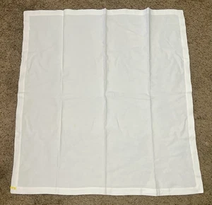 Mantel de lino blanco macizo 47”x50”. Algunas pequeñas manchas como se muestra en las fotos. - Imagen 1 de 4
