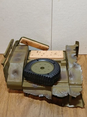 DIORAMA DAMAGED JEEP's REAR PART w/FLAT TIRE - Image 1 of 4