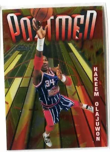 Inserto postino 1997-98 Topps Chrome Hakeem Olajuwon #SB25 HOF ROCKETS - Foto 1 di 1