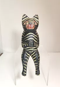 Statuina gatto seduto a righe bianche e nere in legno fatta a mano in Indonesia scaffale - Foto 1 di 8