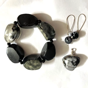 Black & Gray Snowflake Obsidian Pendant w/ Plastic Bracelet & Drop Earrings Set - Picture 1 of 20
