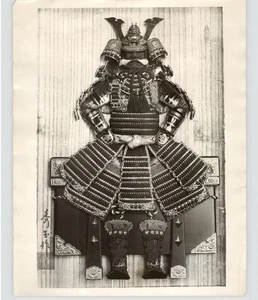 Rüstung des antiken japanischen Kriegers Charles Lindbergh im Besitz von 1931 Pressefoto - Bild 1 von 2