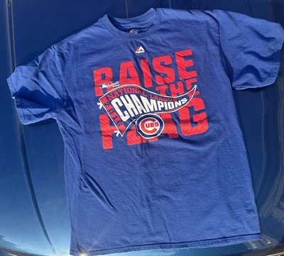 Camisa Chicago Cubs 2016 NL Champions Raise The Flag tamanho L Majestic Throwback - Imagem 1 de 4