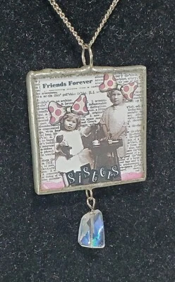 Dije de peltre soldado reversible hecho a mano "Hermanas" "Amigas para siempre" 1-1/4” cuadrado Foto 1 de 4