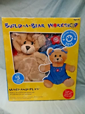 Build A Bear, Make-and-Play Kit, mit Kleid, 2011, alles, was zur Herstellung von Goldbären benötigt wird - Bild 1 von 4